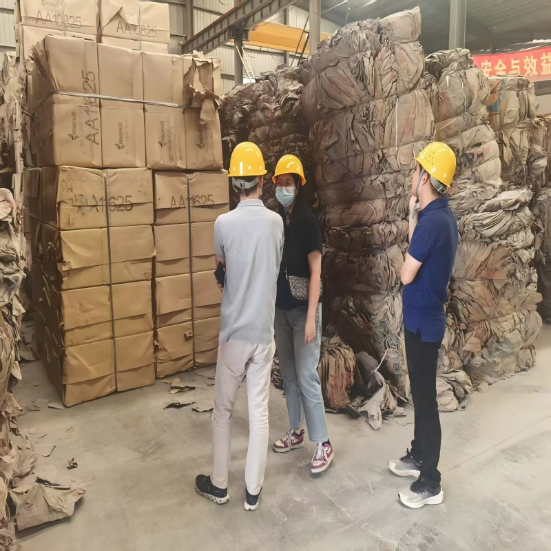 The Thai customers came to the factory for a visit and exchange of information.